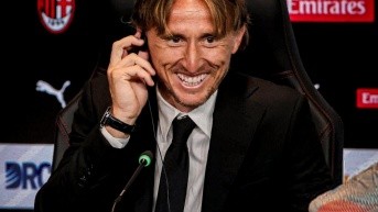 Luka Modric en su primera rueda de prensa con el equipo rossonero. (Redes)