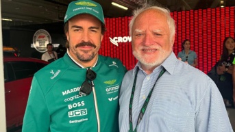 Andras Arato, mejor conocido como el señor del meme, estuvo presente en la Fórmula 1 y se tomó una fotografía con el corredor de Aston Martin, Fernando Alonso (Foto de web)