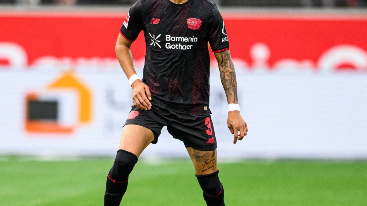 Piero Hincapié en el partido entre Bayer Leverkusen y el Pisa en amistoso (Foto: Internet)
