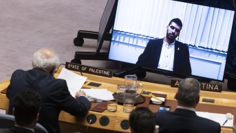 Ilay David, en pantalla, escucha un discurso del embajador de Palestina ante las Naciones Unidas, Riyad Mansour (izq.), durante una reunión del Consejo de Seguridad de las Naciones Unidas sobre el conflicto entre Israel y Hamás en la sede de las Naciones Unidas en Nueva York, Nueva York, EE.UU., el 5 de agosto de 2025. (Foto: EFE)