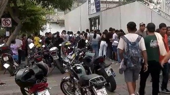 Cientos de personas hacen fila para inscribirse en el programa Jóvenes en Acción. (Foto: Televistazo)