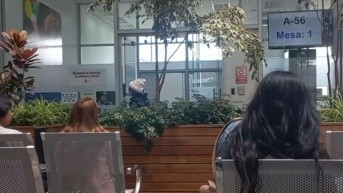 Jóvenes esperando ser atendidos. (Foto: Televistazo)