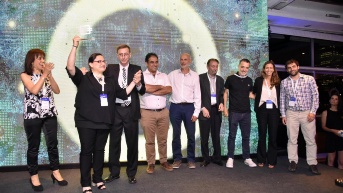 Cursos y clases gratuitas, buscan cerrar la brecha entre las personas mayores y la tecnología. (Click Mayores)