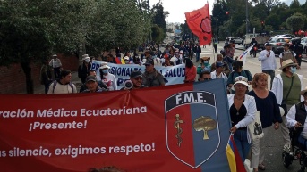 En la marcha participa la Federación Médica Ecuatoriana, junto a otras organizaciones sociales. (Geovanny Mejía / Ecuavisa)