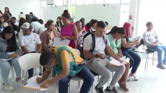 Imagen de jóvenes en lugares del MIES para inscribirse. (Televistazo)
