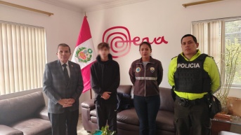 El menor de edad encontrado posa junto a las autoridades que estuvieron coperando en su búsqeda (Foto del Ministerio del Interior de Perú)