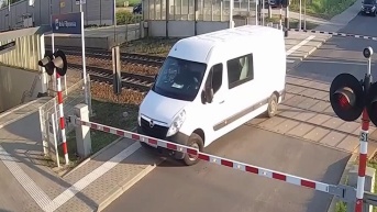 Momento en el que la furgoneta queda atrapada en las vías del tren sin opción a maniobrar (Captura de pantalla)