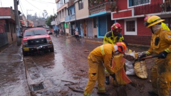 Los bomberos atienden una emergencia en Los Chillos. (Cortesía del ECU 911)