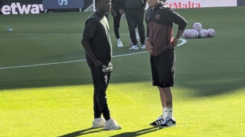 Moisés Caicedo y Piero Hincapié conversan antes del Chelsea vs. Leverkusen. (Redes sociales)