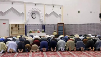 Musulmanes haciendo una plegarias en una mezquita en España (Foto web)