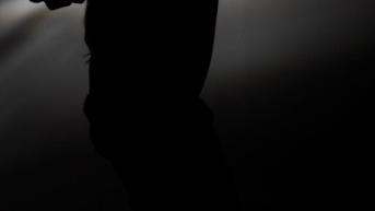 En la imagen se observa la sombra de un hombre sosteniendo un cuchillo. (Pixabay - Referencial)