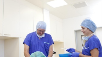 Imagen referencial de dos médicos en una sala de operaciones. (Pixabay)