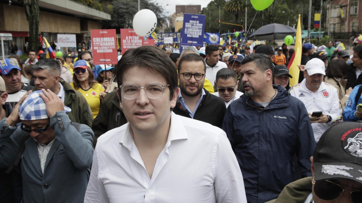 23 de noviembre de 2024. Foto del senador de la oposición Miguel Uribe (c) durante una manifestación. (EFE)