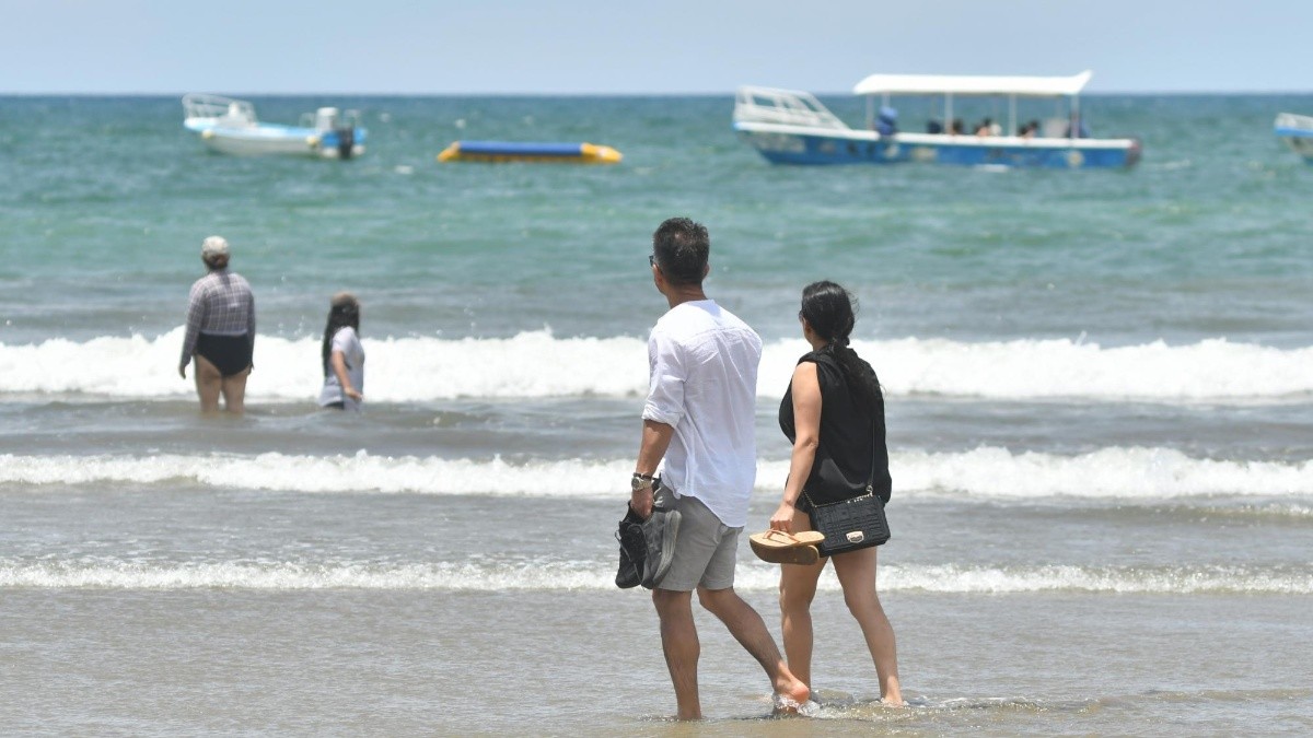 Turistas en las playas de Manta (imagen referencial). (API)