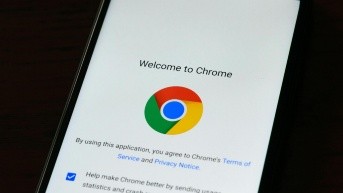 Interfaz de Google Chrome al descargar la aplicación (Foto de Pexels - AS Photography)