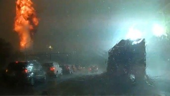 Momento en el que un rayo impacta en un poste en Carolina del Norte (Captura de pantalla)