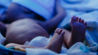 Recien nacidos en una camilla de hospital (Redes sociales)