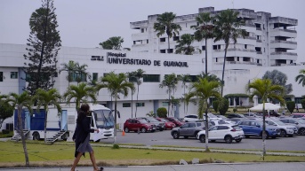 La muerte de los bebés en el Universitario se suma a otras denuncias por parte de pacientes y personal médico, entre esas, el desabastecimiento de medicamentos e insumos en los hospitales públicos. (César Muñoz / API)