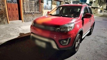 Un vehículo reportado como robado fue encontrado en el inmueble. (Foto: @PoliciaEcZona9)