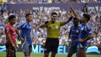 Bryan Loayza pitó el encuentro entre Emelec vs. Deportivo Cuenca. (API)