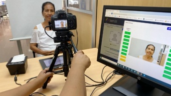 Una ciudadana es fotografiada antes de la emisión del pasaporte. (Registro Civil)