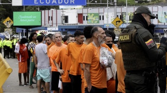 En el puente de Rumichaca, en Ecuador, se realizó el trámite de deportación de presos colombianos. (AFP)