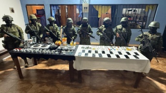 Imagen de celulares decomisados por mujeres militares en la cárcel de Riobamba, el 13 de agosto de 2025. (Cortesía Ejército)