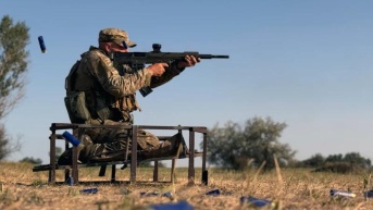 Los ucranianos siguen entrenándose para luchar contra Rusia: pocos esperan que la guerra termine pronto. (Lee Durant/BBC)