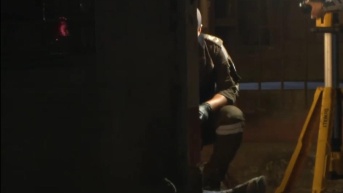 Imagen de un policía recabando una escena de crimen en el suburbio de Guayaquil. (Televistazo)