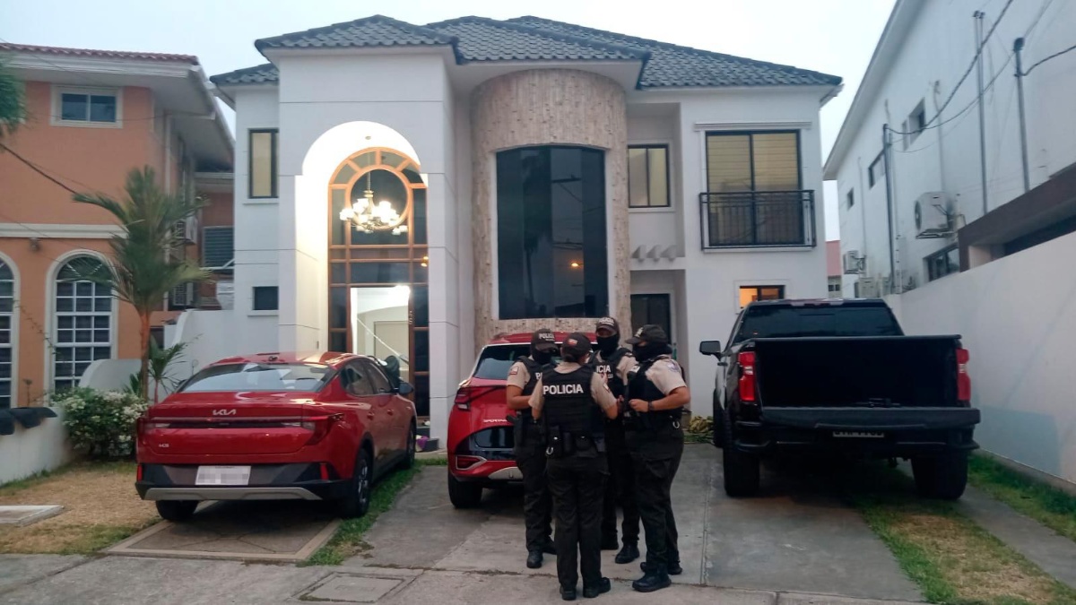 Una cabo primero de la Policía fue detenida en los allanamientos ejecutados en dos urbanizaciones privadas de Daule. Una de las viviendas es donde ocurrió el doble crimen del 9 de agosto de 2025. (Cortesía)