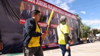 12 de agosto del 2025. Una enorme pancarta en contra de los jueces de la Corte Constitucional en Quito. (API)