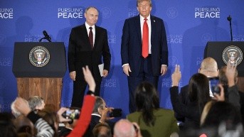 Rueda de prensa de los presidentes Vladimir Putin y Donald Trump, tras su reunión privada. (DREW ANGERER / AFP)