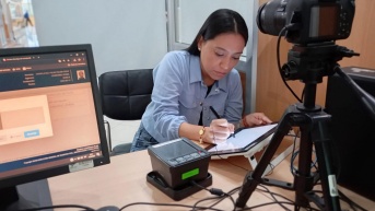 Ciudadana firmando electrónicamente para obtener pasaporte (Registro Civil)