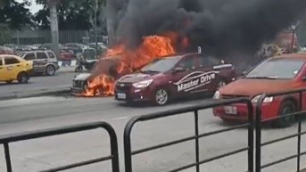 Auto en llamas en Guayaquil (Redes sociales)