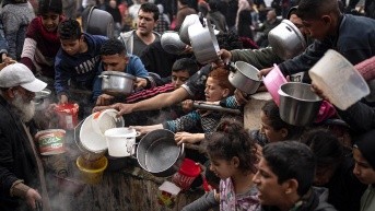 Niños y adultos con ollas pidiendo comida. (Foto: Internet)