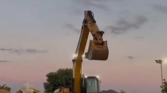 Tendencia conocida como baby reveal utilizando una excavadora (Redes Sociales)