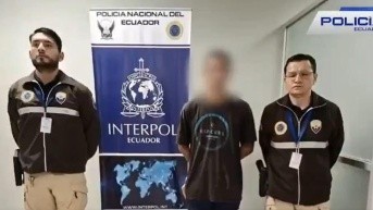 El hombre registraba además una notificación roja de Interpol. (Captura de pantalla)