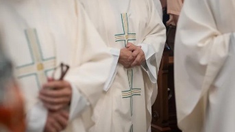 Imagen rferencial de un sacerdote en misa (Redes Sociales)