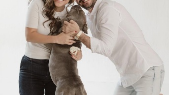 Carlos Scavone junto a su novia y perrita. (Foto: Internet)