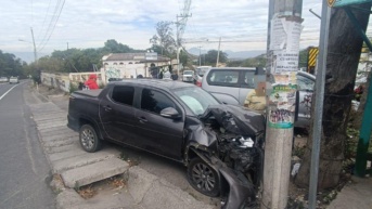 Imagen de la camioneta que se impactó contra un poste de alumbrado público. (Cortesía del ECU 911)