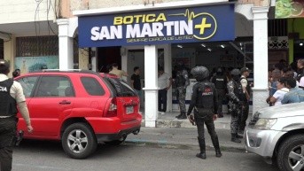 Imagen de la farmacia donde fue asesinado el presidente de la Cámara de Comercio de Esmeraldas. (Televistazo)