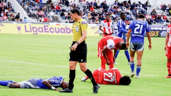 Yerson Zambrano expulsó a dos jugadores del Técnico Universitario ante Emelec en la LigaEcuabet conectada por Xtrim. (API)