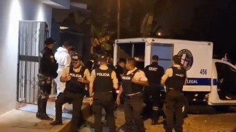 Imagen de policías en el exterior de la casa donde un hombre asesinó a su madre el pasado domingo 17 de agosto. (Zaracay TV)