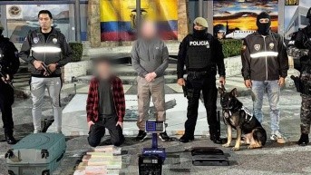 Padre e hijo irlandés fueron detenidos el 2 de agosto de 2025 por tráfico de drogas en el aeropuerto de Guayaquil. El extranjero de 64 años murió cuatro días después en la cárcel. (Policía Nacional)
