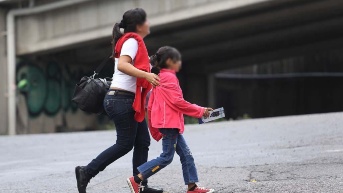 Imagen referencial de una mujer y su hija. (Internet)
