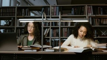 Imagen referencial para graficar a mujeres estudiantes. (Pixabay)