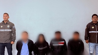 Foto de los cuatro detenidos en la zona del Bicentenario, en Quito. (Cortesía de la Policía)