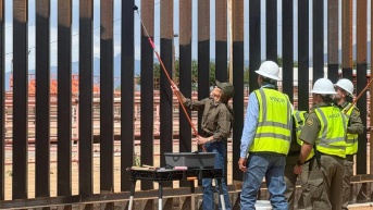 La secretaria de Seguridad Nacional, Kristi Noem pintando el Muro Fronterizo entre México y Estados Unidos. (Foto: Internet)