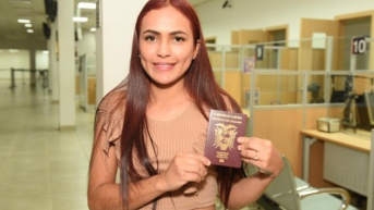 Una ciudadana luego de obtener su pasaporte. (Registro Civil)