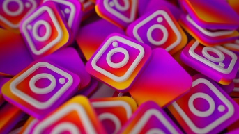 Logos de instagram apilados (Foto de natanaelginting [Freepik])